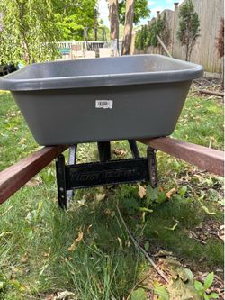 True temper wheelbarrow, wooden handles