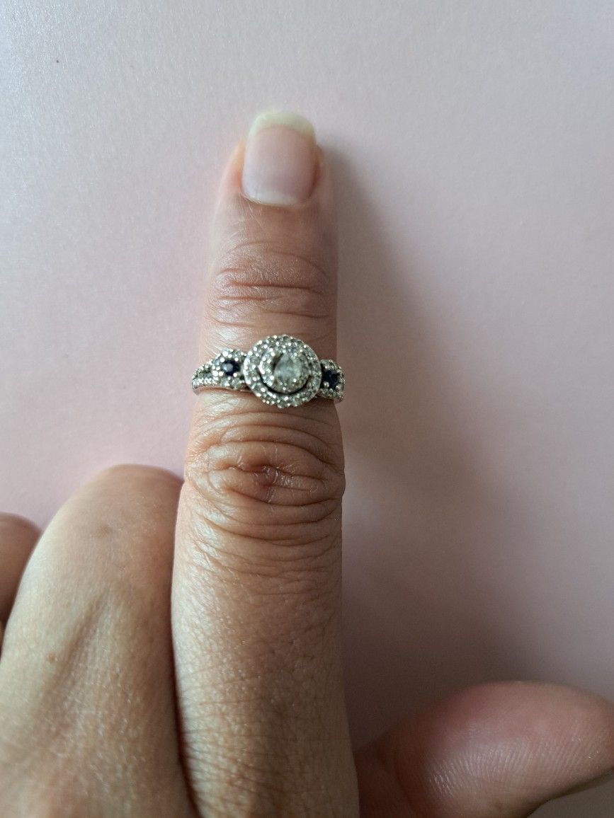 Anillo De Oro Blanco De 14k Con Piedras Blancas Y 2Azules