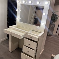 vanity  trabajan focos y cajones bien nomas le falta el vidrio de ensima en 100 firme no foxos incluidos y set de baño en 15 4 piezas 