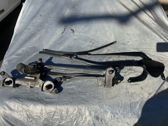 2011 Toyota Prius Windshield Wiper Motor And Arms