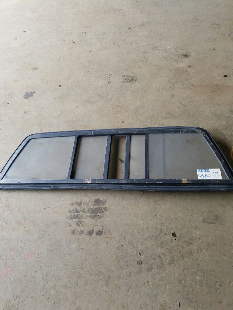 Rear locking sliding back window