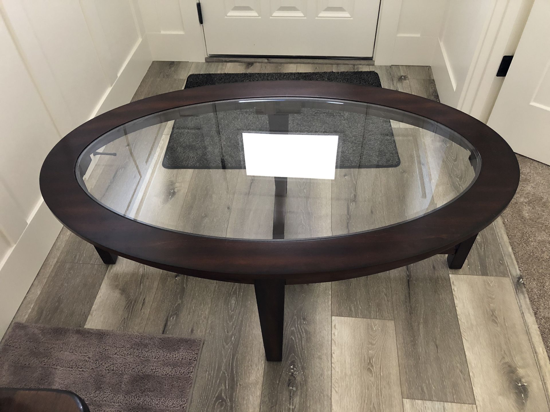 Oval glass coffee table in great condition