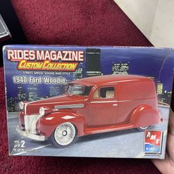 AMT ERTL 1940 Ford Woodie 1:25 scale plastic model kit. 