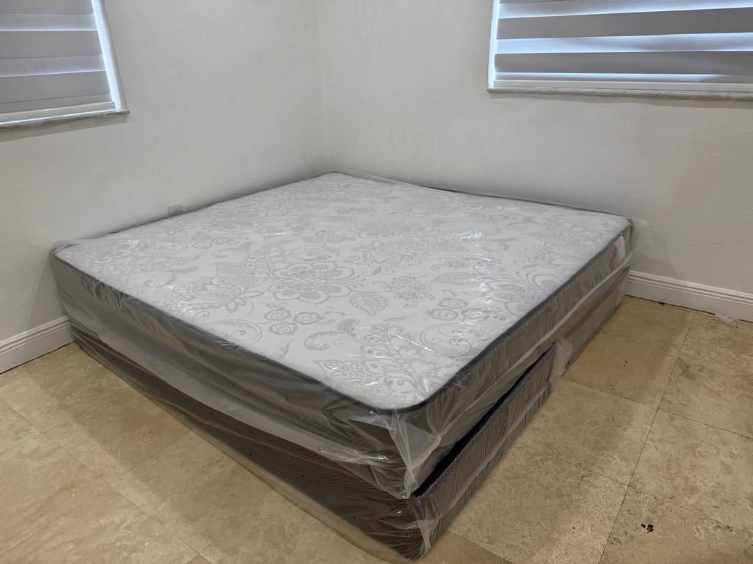 NEW MATTRESS KING SIZE PLUSH WITH BOX SPRING