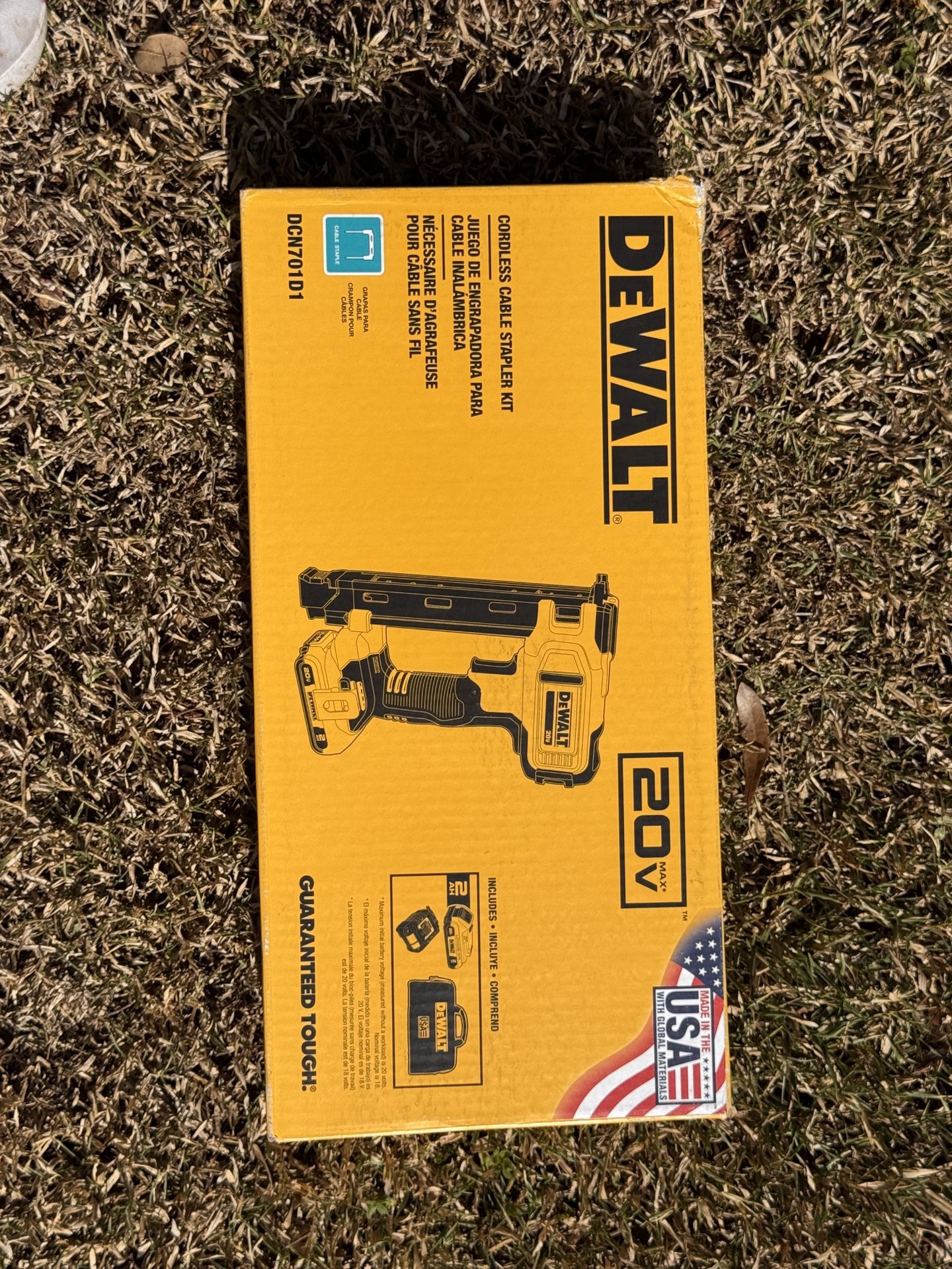BRAND NEW Dewalt Stapler Kit DCN701D1