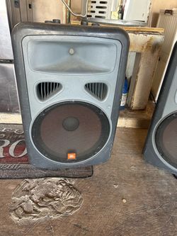 2 JBL EON Power15 speakers