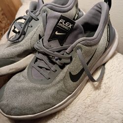 9.5 Mens Grey Nike Shoe 