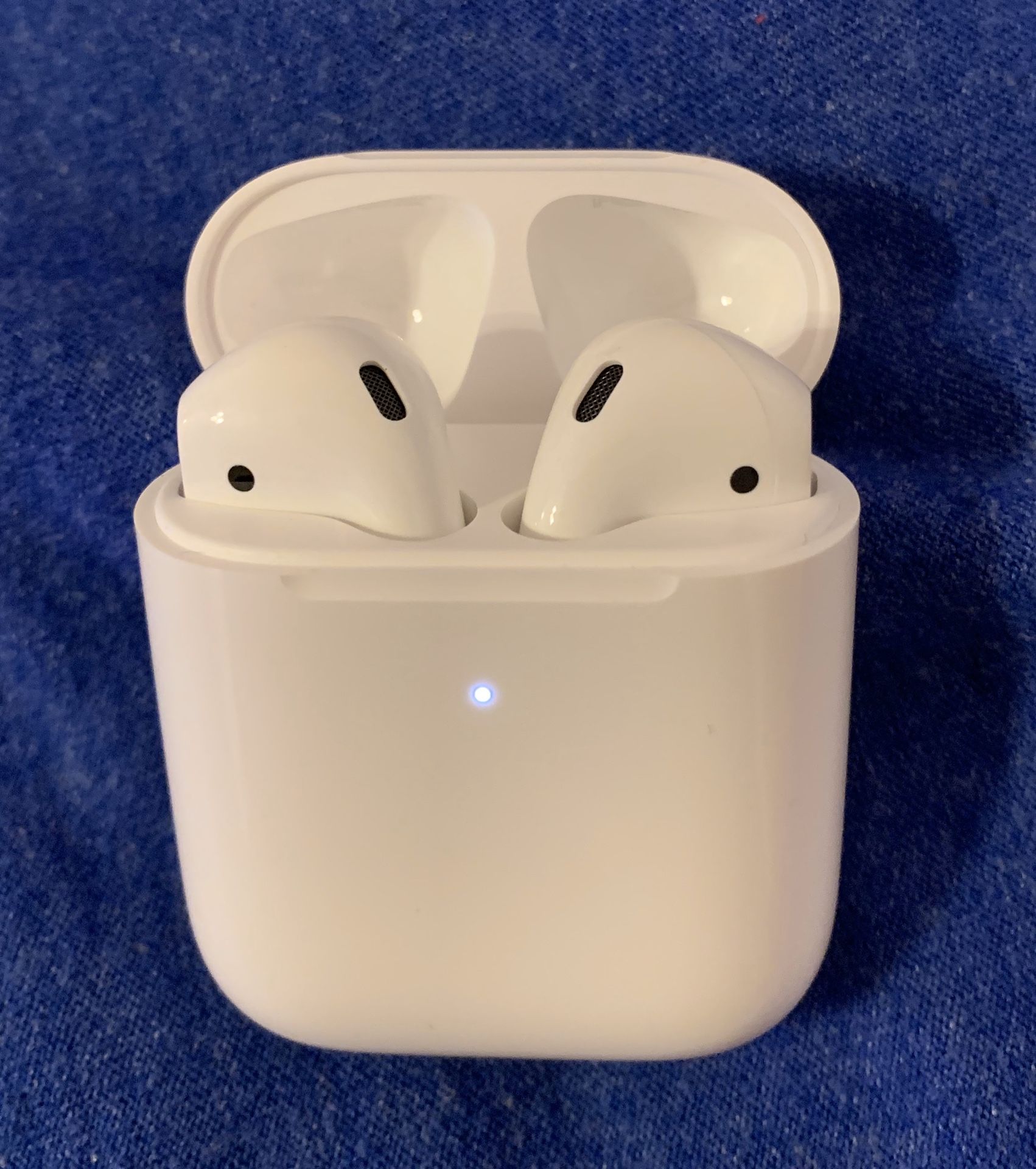 AirPods with Wireless Charging Case