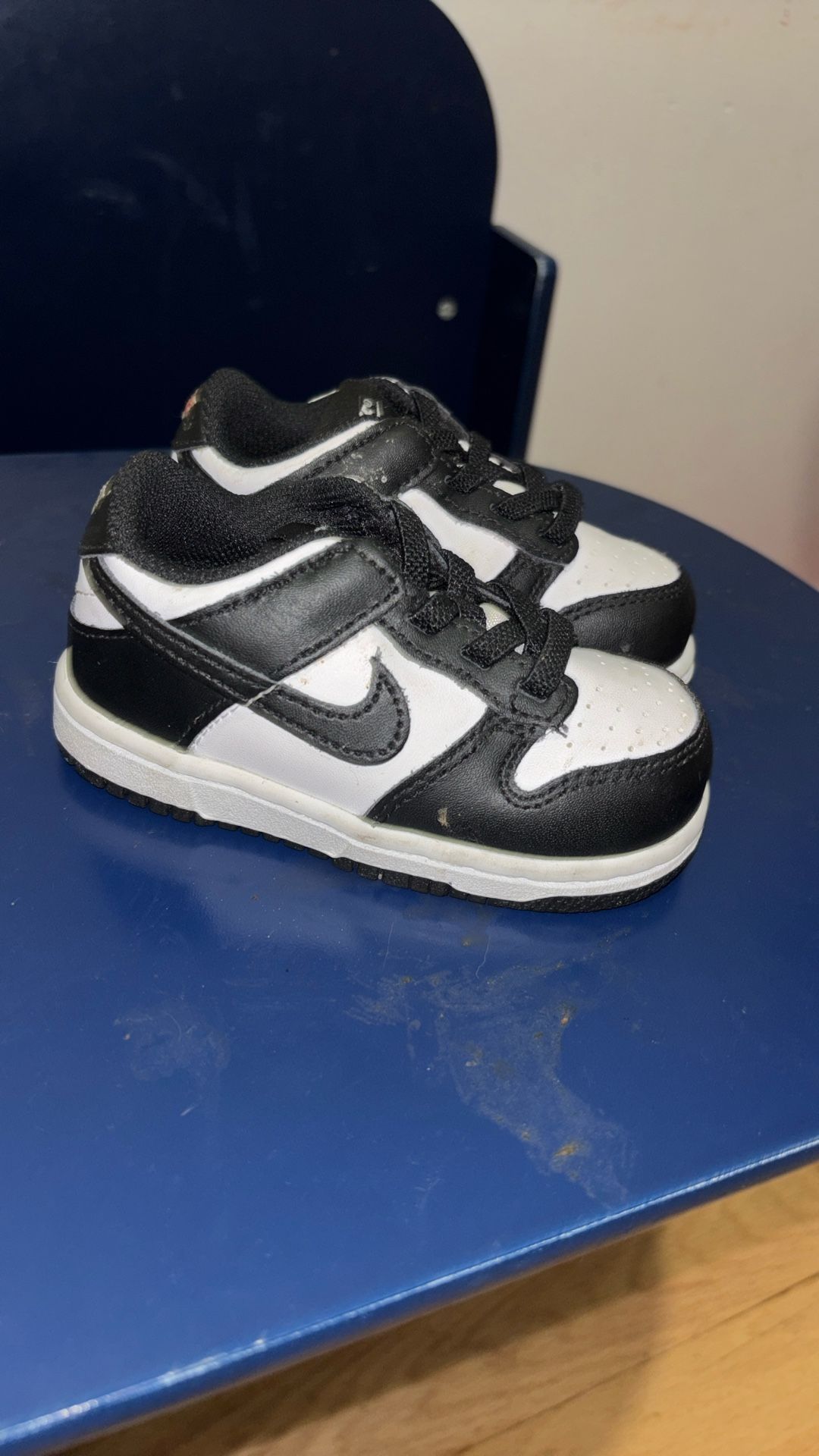 Size 6c / Panda Nike Dunks