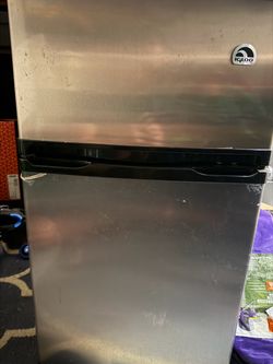 Igloo Mini Fridge with Top Freezer