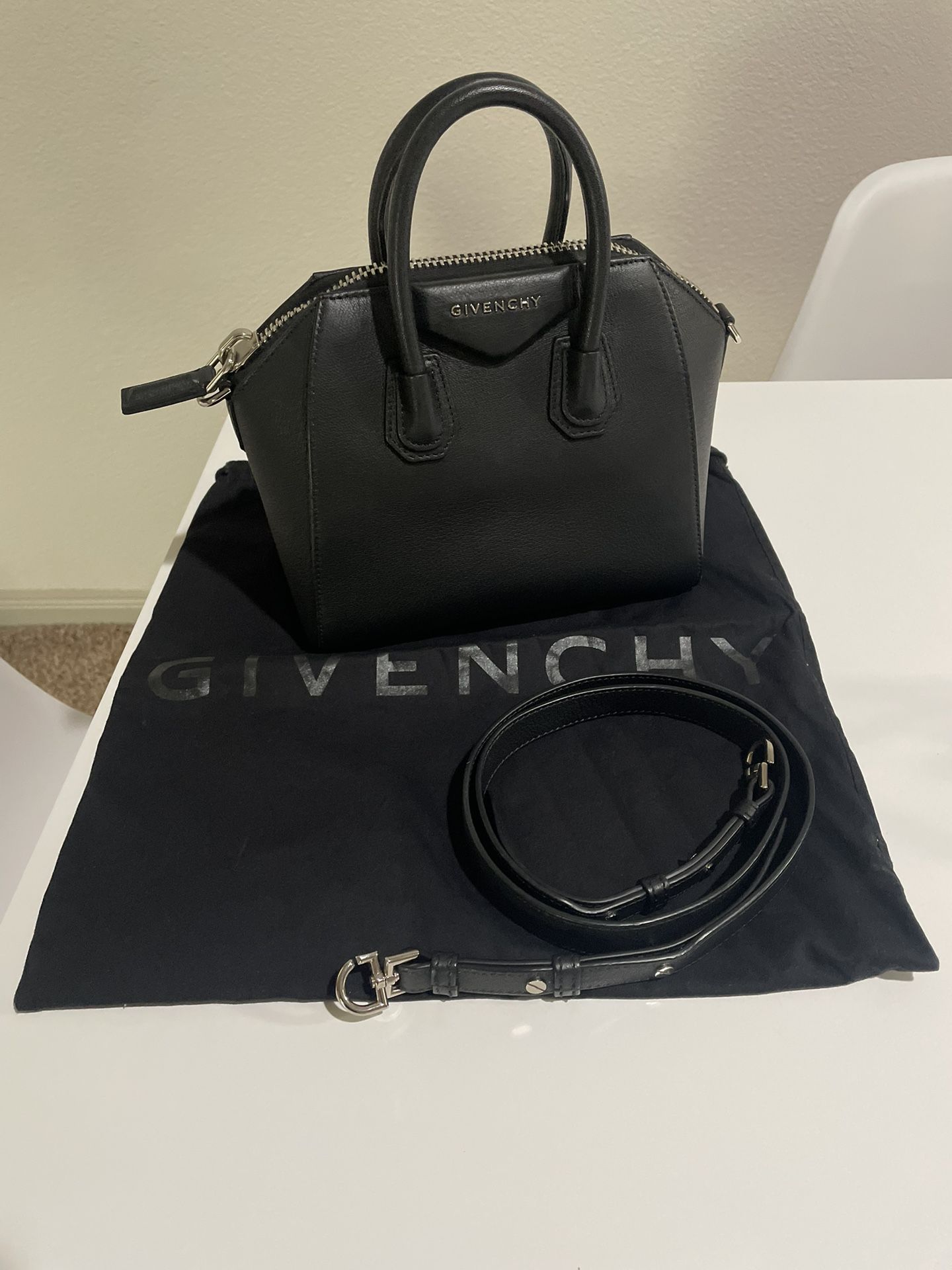 Givenchy - Mini Antigona bag in Box leather