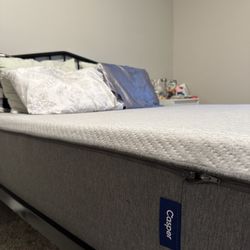 LIKE NEW Casper Queen Mattress