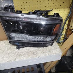 2019 - 22 - DODGE RAM 1500 - LEFT- HEADLIGHT 