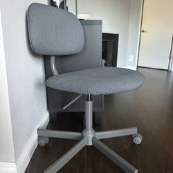 Gray Adjustable Office Chair with Wheels – Good Condition