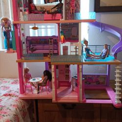 Barbie 
Dreamhouse furnished/8 Barbies