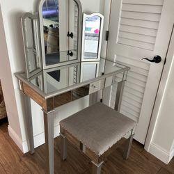 Makeup Vanity w/ Mirror & Stool – Cracked Side Glass