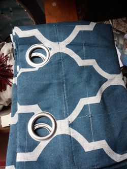 Widow curtain