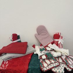 Holiday Mittens And Towels Kitchen