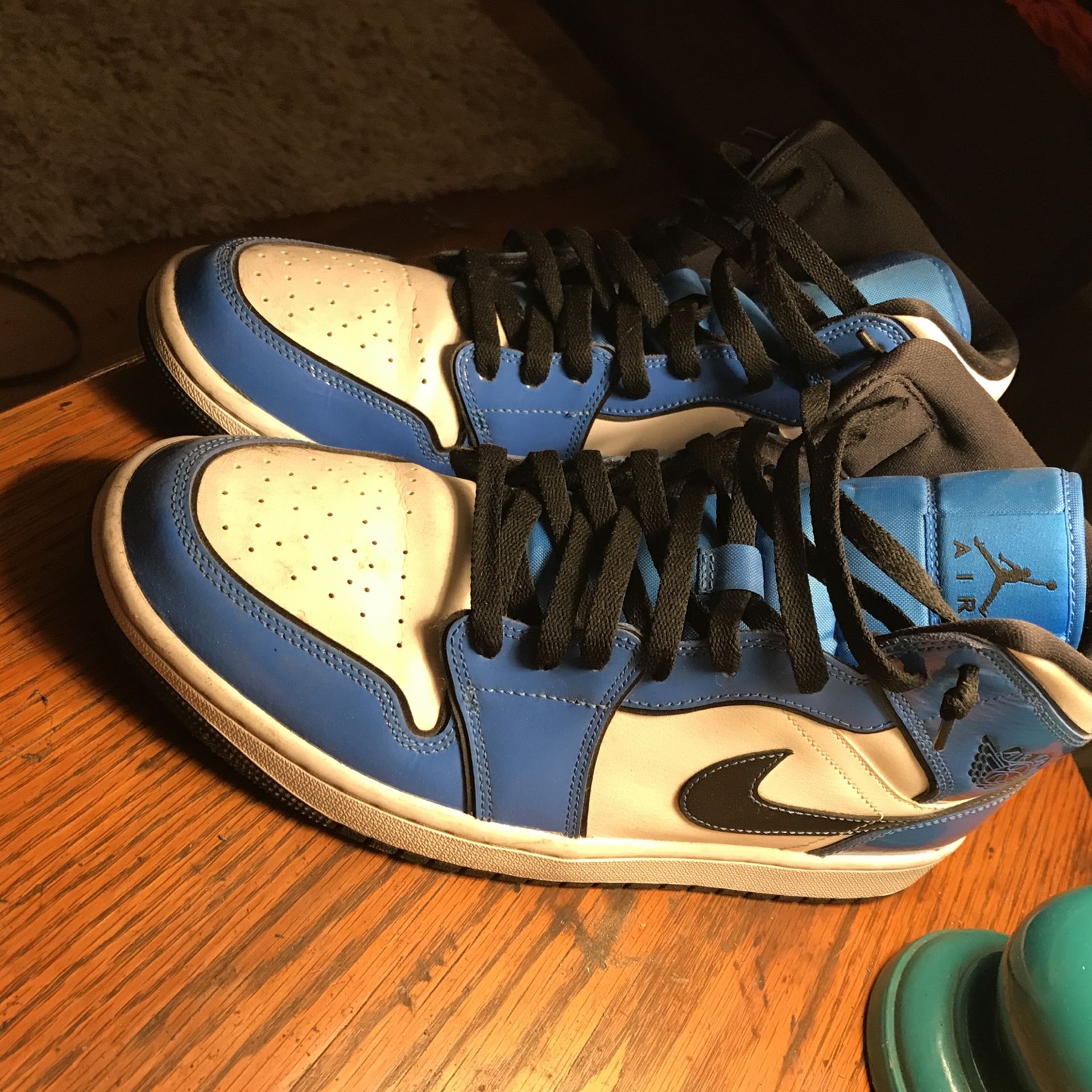 Jordan 1 Mid “Signal Blue”