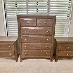 Beautiful Dresser / Chest and 2 Matching Nightstands