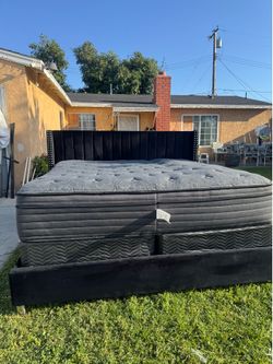 Beutiful king size bed with good mattress set