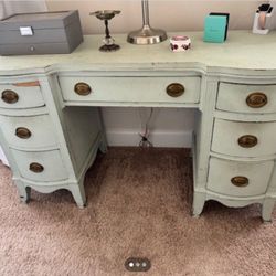 Vanity/dresser