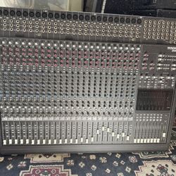 Mackie 24x8x2 8-Bus Mixing Console