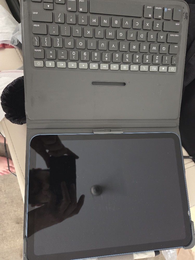 Ipad No Charger And A Small Chip On The Top