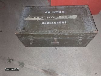 . Vintage 1950s U.S. Army Footlocker / Military Trunk with Original Tray – HQ BTRY
​