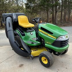 John Deere Riding Lawnmower w/ Bagger
