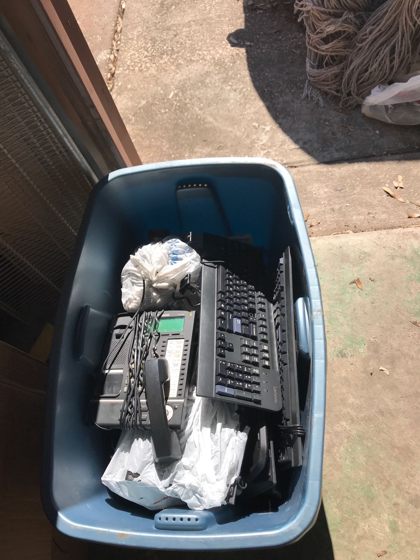 Varios teléfonos de oficina y teclados para computadora a $30 cada uno. Various office phones and computer keyboards. $30 each