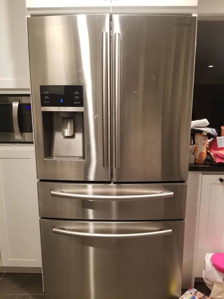 Samsung refrigerator model Model RF28HMEDBSR/AA for Sale in Long