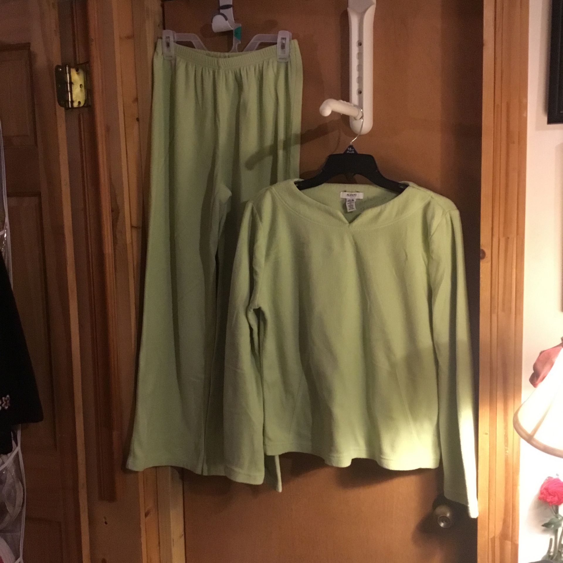 Women’s Light Green Fleece Pajamas Sz Small