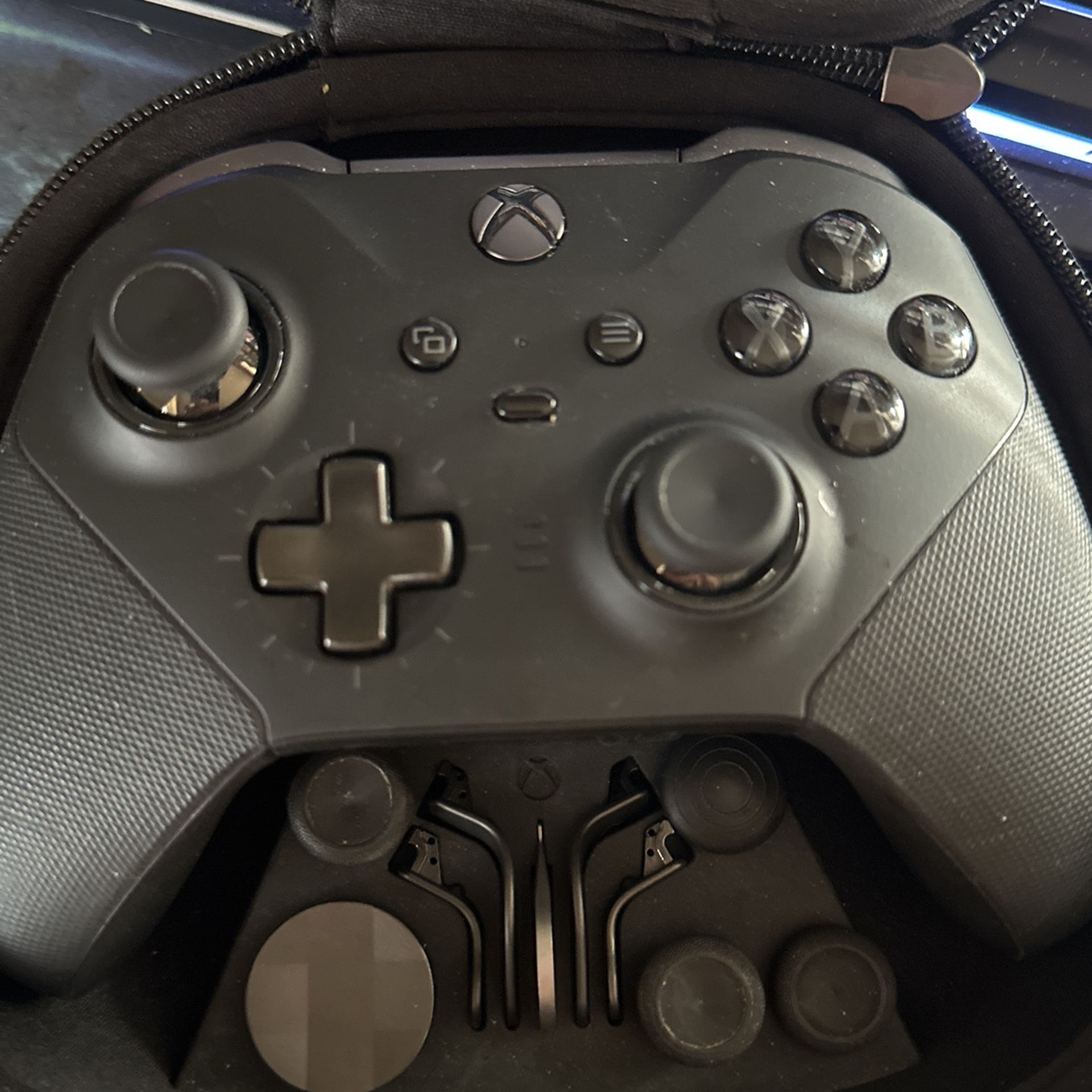 Xbox Elite V2 Controller (with Case And Accessories))
