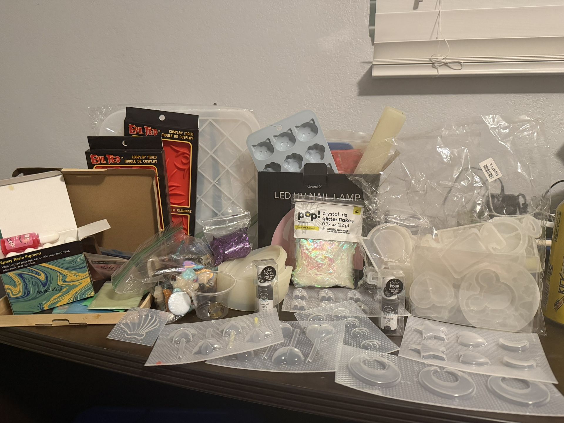 Crafting/Cosplay-Resin Molds, Box of Dyes, Mica Powders, Confetti/glitter