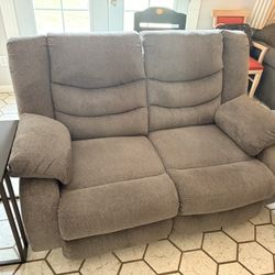 Couch- Loveseat Reclinable 