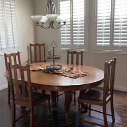 Beautiful perfect condition Soils oak table with leaf and chairs