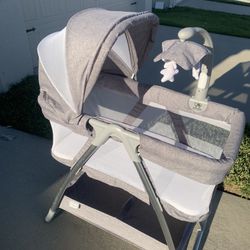 Simmons Kids City Sleeper Bedside Bassinet Portable Crib - Activity Mobile Arm with Nightlight, Vibrations, Twinkle Lights and Rotating Stars, Grey Tw