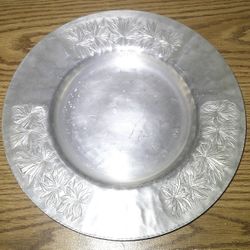 
Everlast Metal - Vintage Hand Forged Round Tray with Floral Design