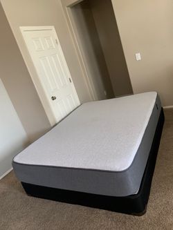 QUEEN CASPER MATTRESS AND FREE BOX SPRING