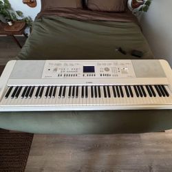 Yamaha DGX-650 Digital Keyboard Piano