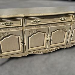 Stanley Wooden French Provincial Style Cream Sideboard Credenza Console Table! Good condition! Delivery Available!  69x17.5x32.5in