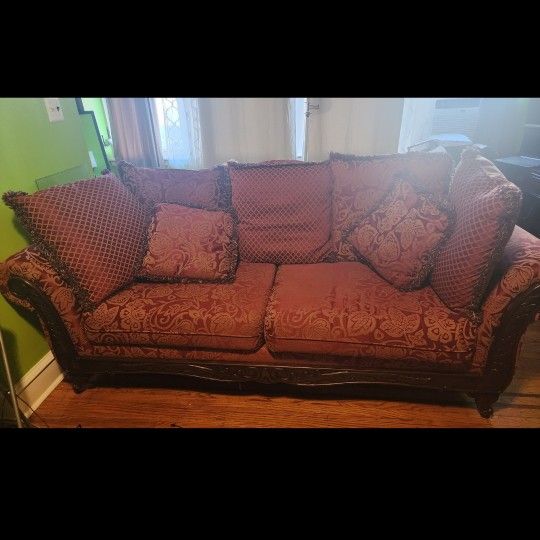 Elegant Vintage-Style Sofa – Excellent Condition – Estate Sale