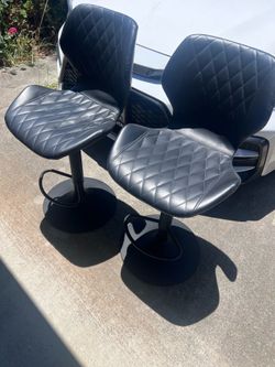 2 swivelbar stools and glass table