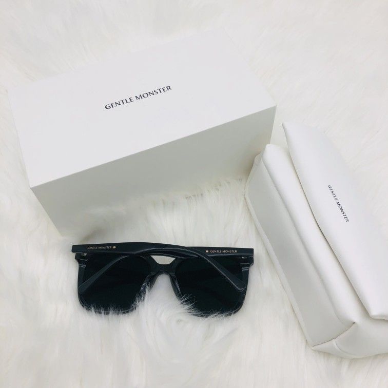 Gentle Monster Her Sunglasses in Black