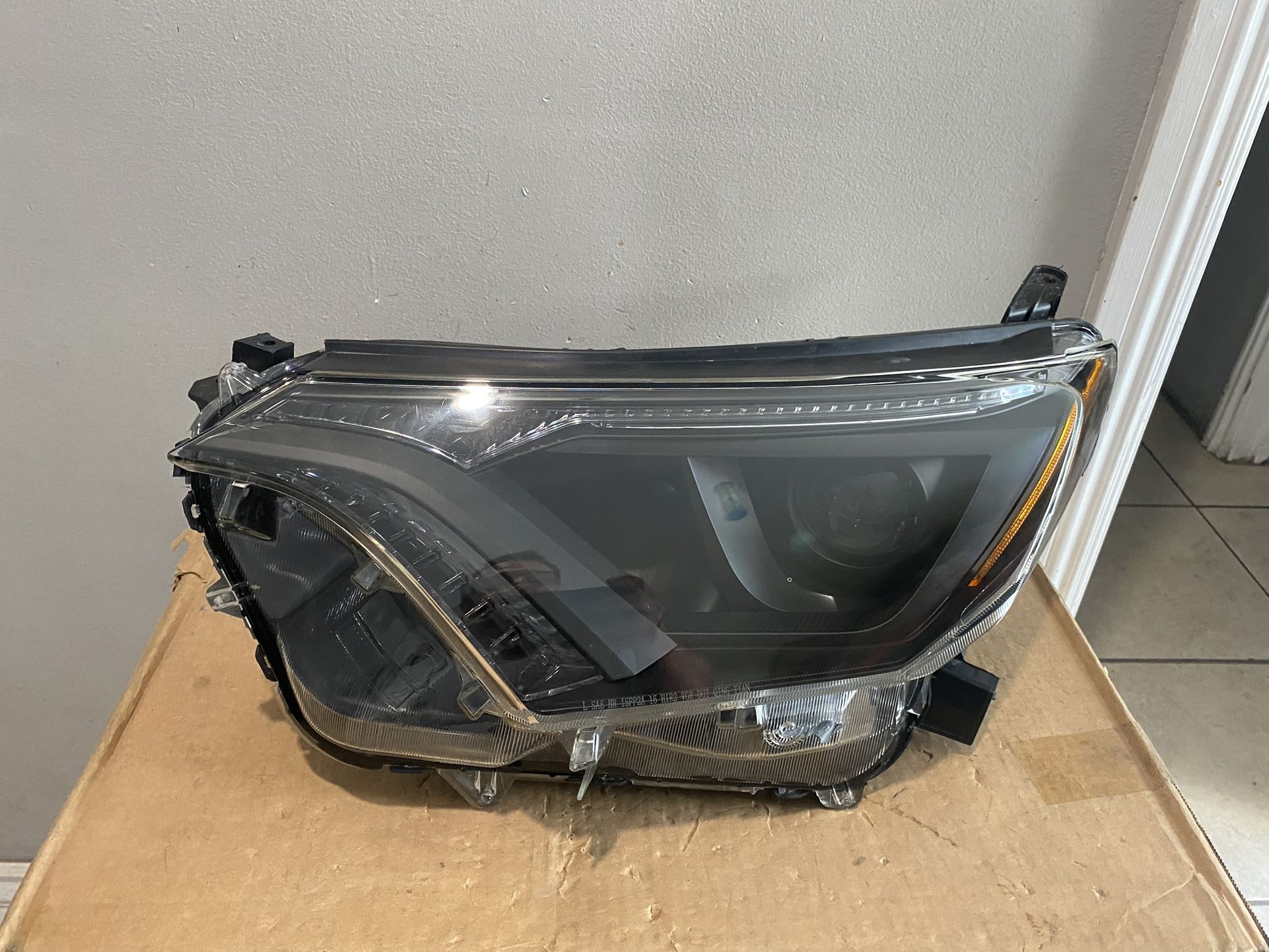 2016-2018 Toyota RAV4 Left Headlight