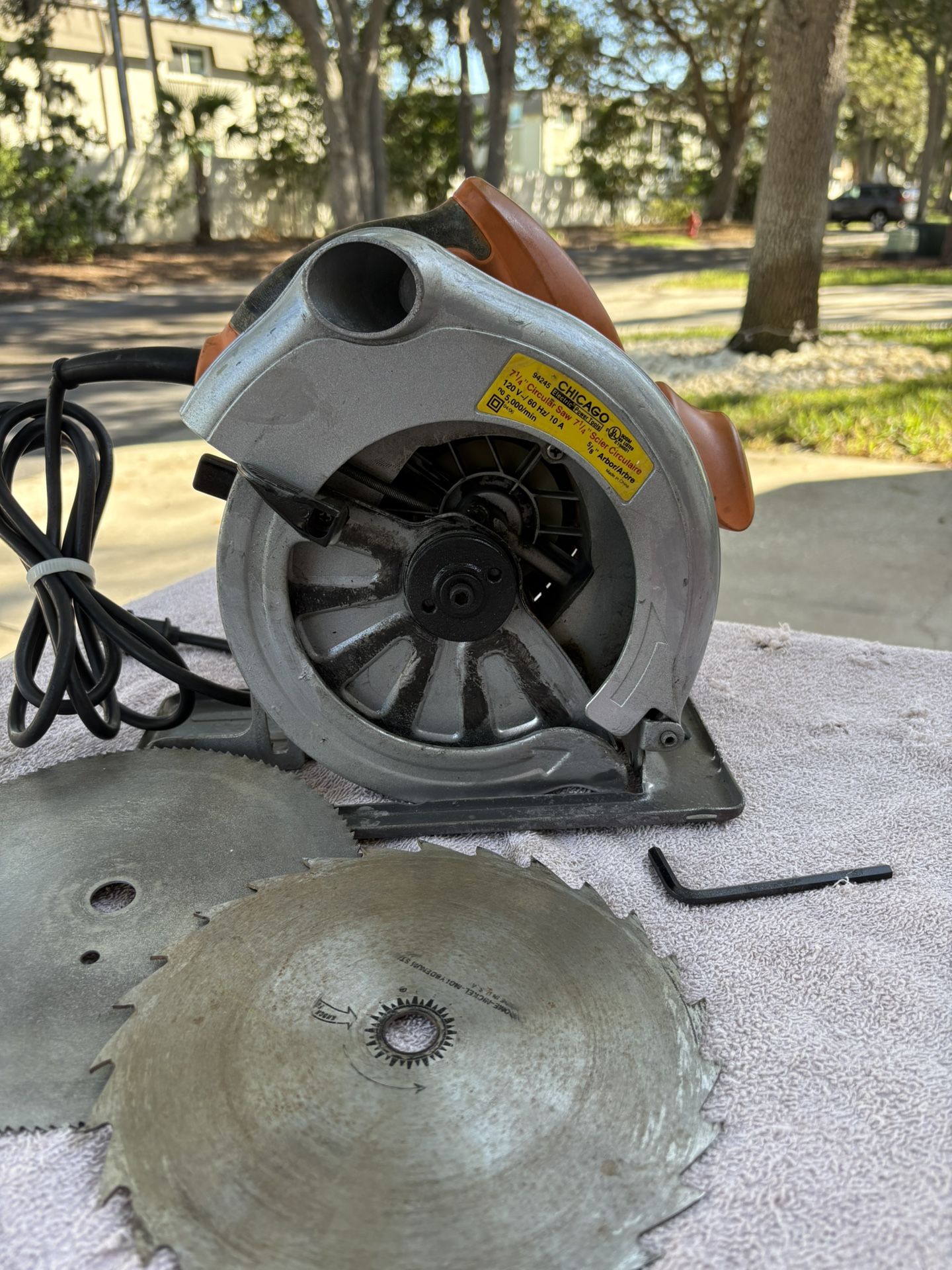 Chicago Electric 7-1/4 in. Circular Saw Kit-94245-Clean, 10 Amp, Blades, Wrench, 8’ Cord.