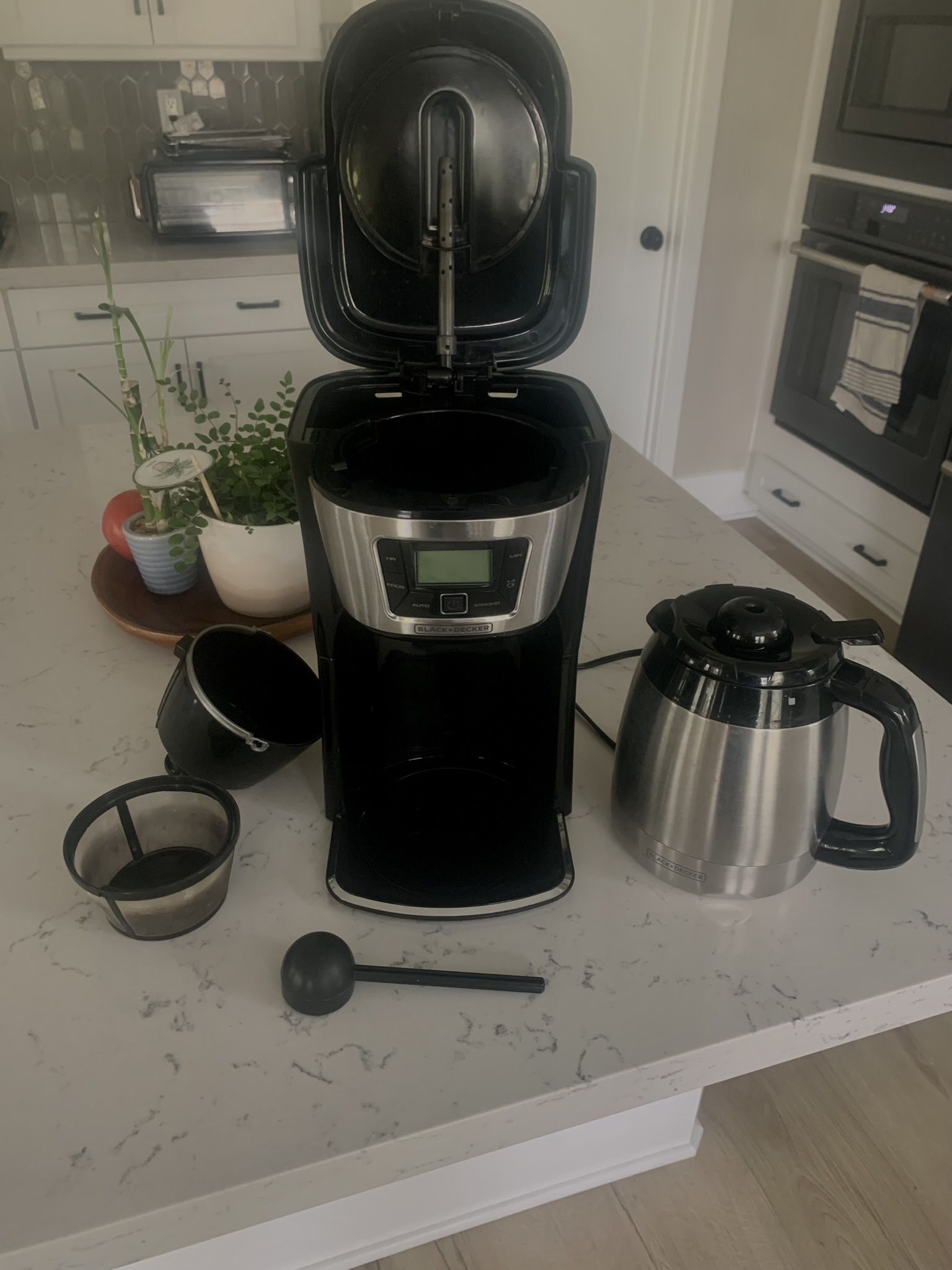 Black & Decker 12 cup coffee maker with thermal carafe for Sale in  Oceanside, CA - OfferUp