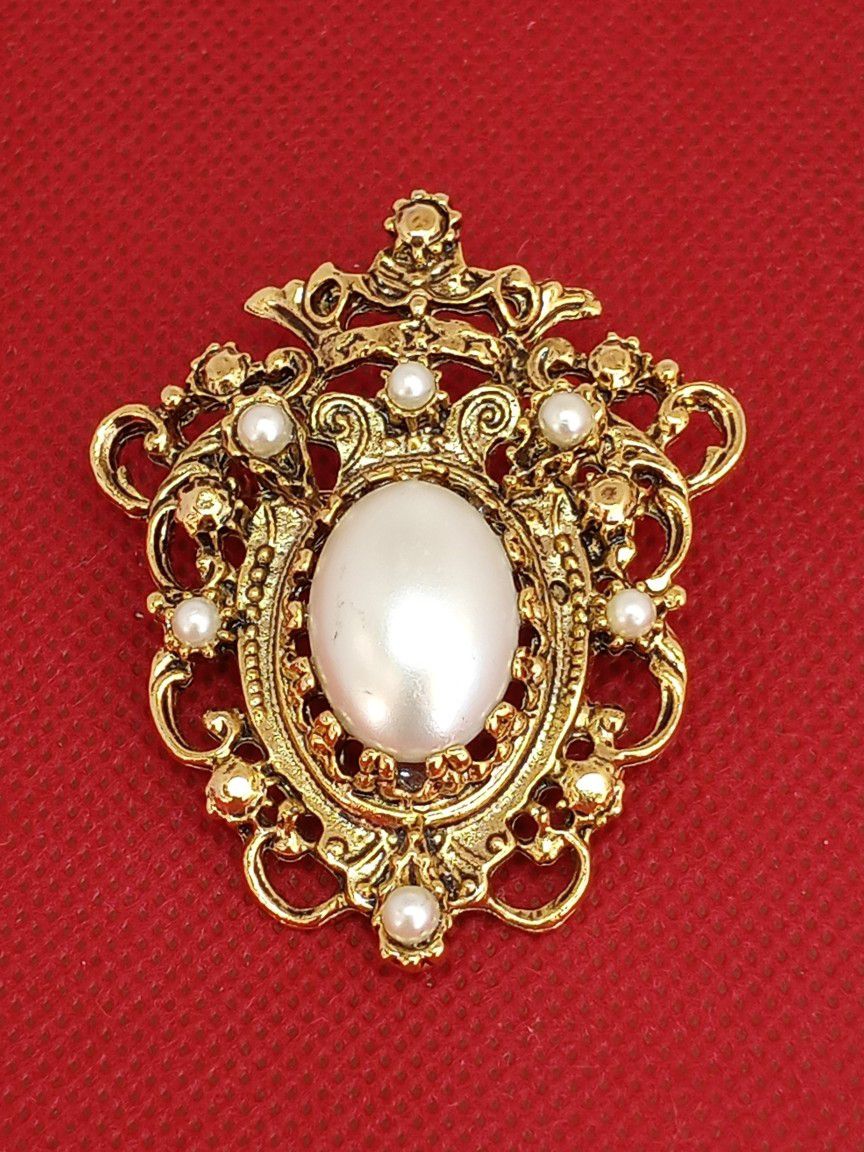 Vintage Gold Tone w/Synthetic Stone Pin~Brooch