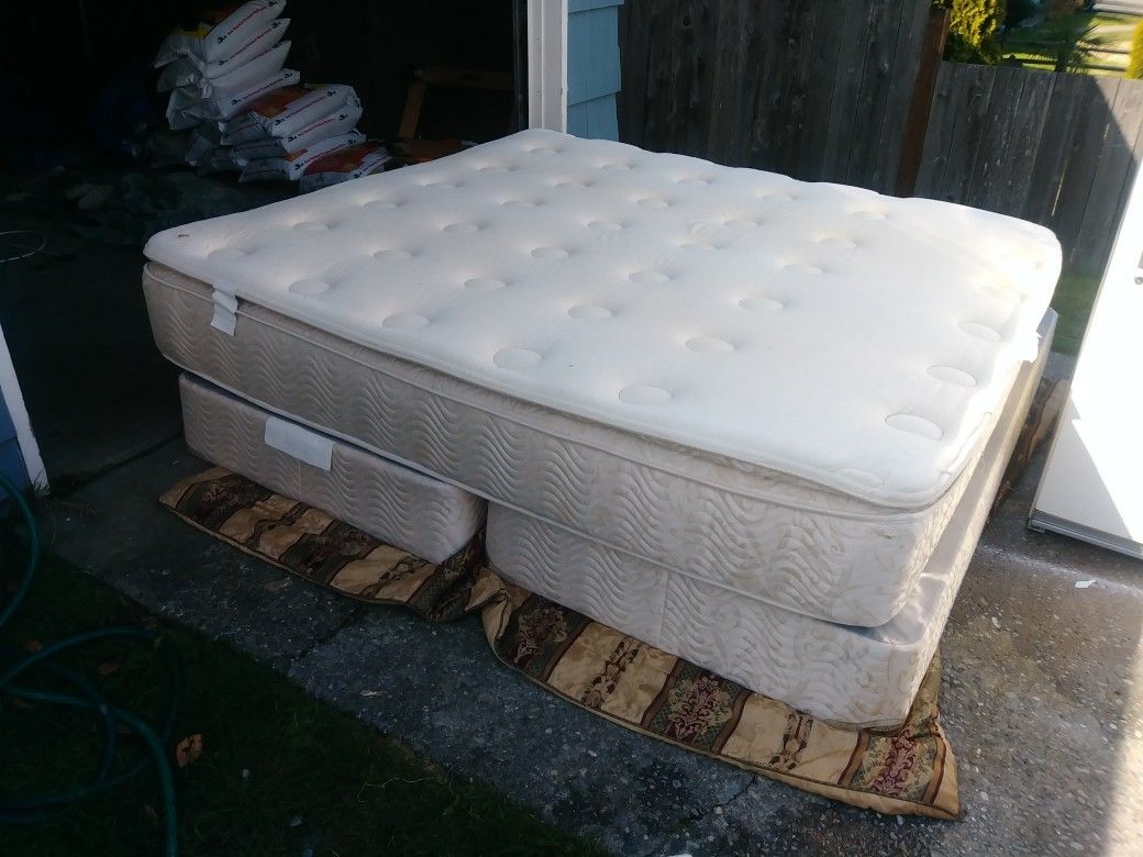 King size Simmons pillow top mattress and box spring only for Sale in Everett, WA OfferUp